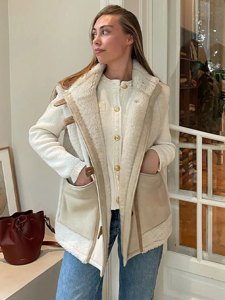 Vrouwen stijlvolle beige winterjas